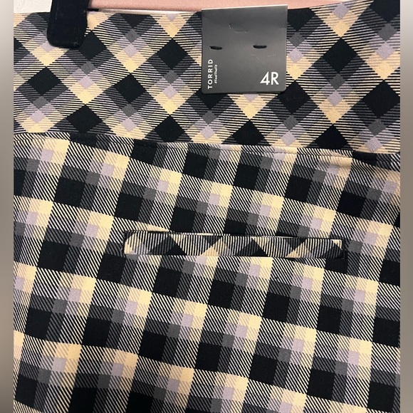 Torrid Pocket Pixie Flare Studio Lux Ponte High Rise Pants, BNWT, Size 4 - Picture 6 of 7